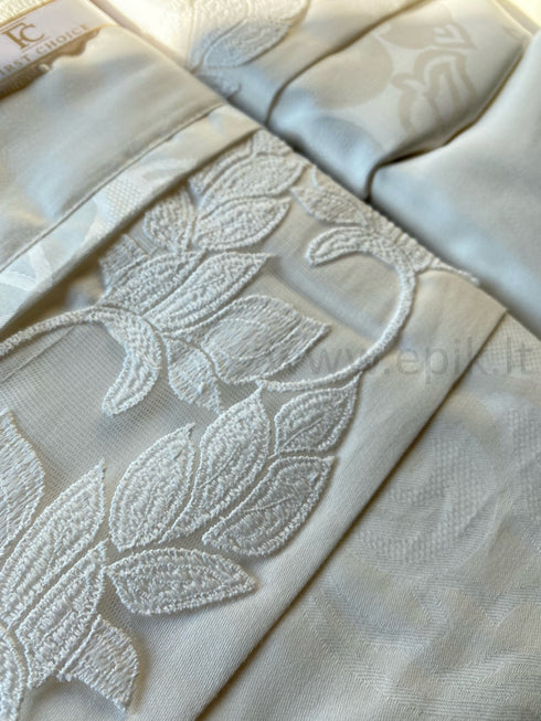 Prabangaus siuvinėto VIP satino "April Collection" patalynės komplektas, pieno balta